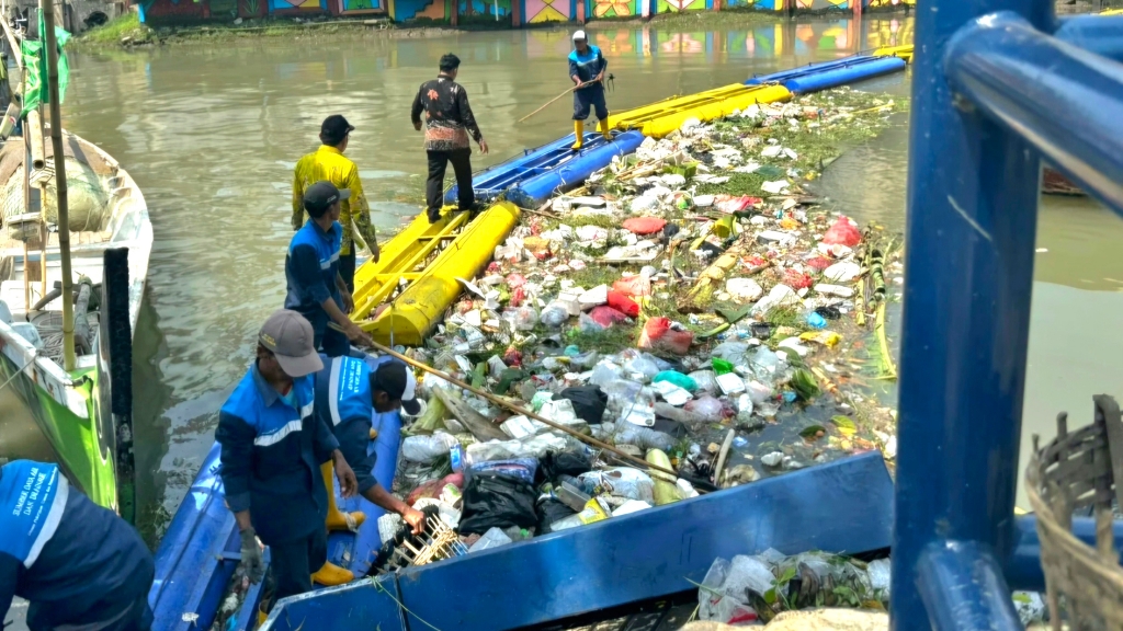 1 Ton Sampah Diangkat dari Sungai Gembong Pasuruan Setiap Hari