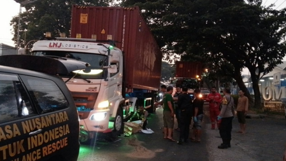 Pemotor 20 Tahun Tewas Kecelakaan Beruntun dengan Dua Truk di Sukorejo Pasuruan