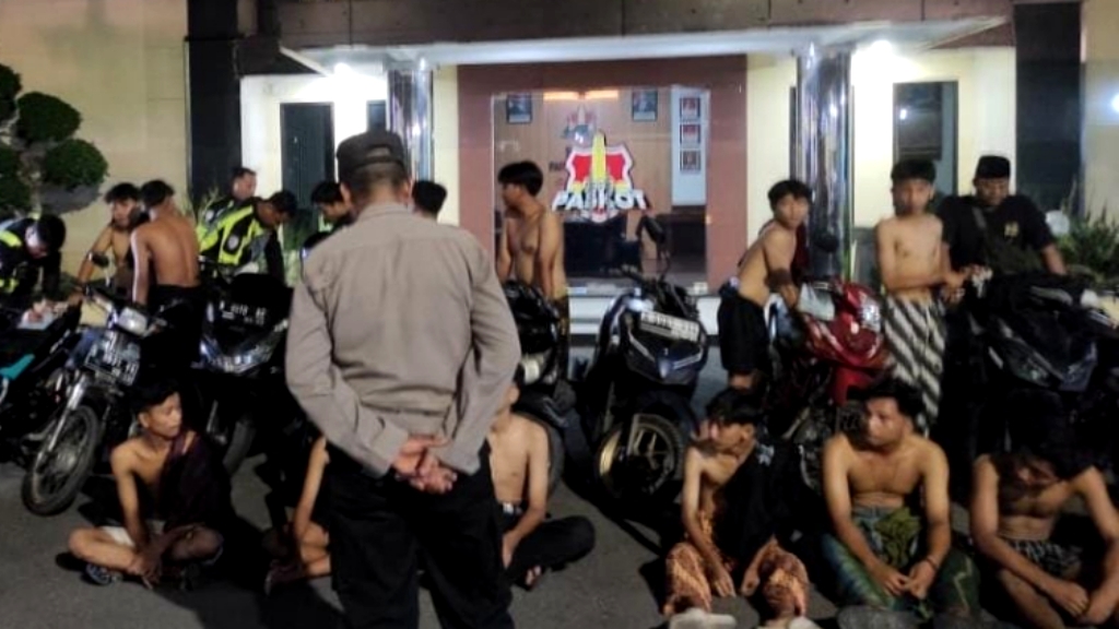 Petugas Datang, Belasan Remaja Balap Liar di Jalan WSH Pasuruan Kocar-kacir Tinggalkan Motor