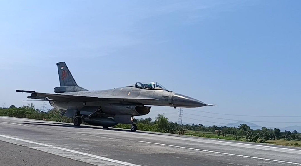 Jet Tempur F-16 dan Super Tucano Uji Coba Pendaratan dan Lepas Landas di Tol Paspro