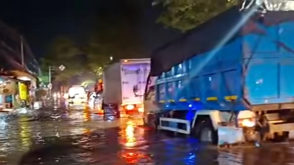 Jalur Pantura Bangil Terendam Banjir, Lalu Lintas Macet 