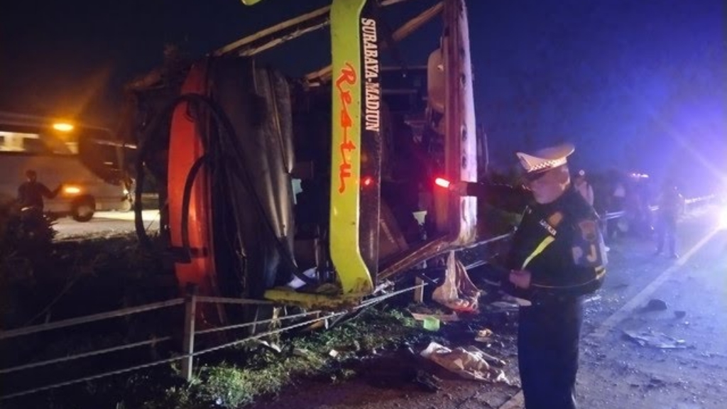 Bus Restu Penuh Penumpang Terguling di Tol Jomo, 1 Orang Meninggal, Belasan Terluka 