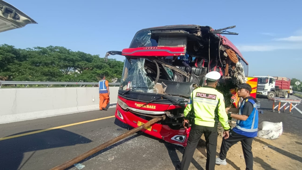 Bus AKAP Tabrak Truk di Tol Gempas, 5 Penumpang Luka Berat dan 7 Luka Ringan