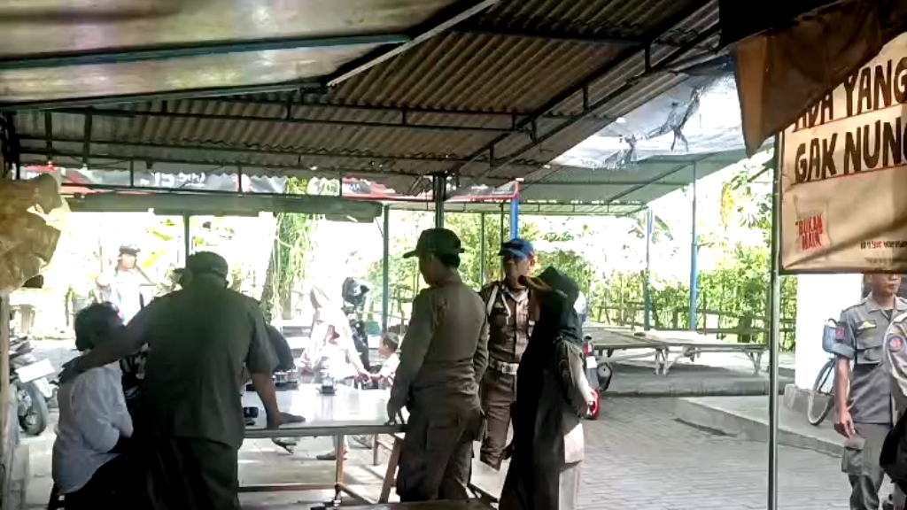 Satpol PP Kota Pasuruan Rutin Razia Pegawai yang Nongkrong di Warung Saat Jam Kerja
