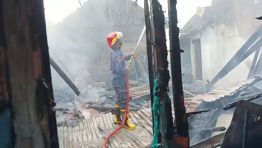 Lalai Tinggalkan Kompor Menyala Sebabkan Tiga Rumah Terbakar di Pasuruan 