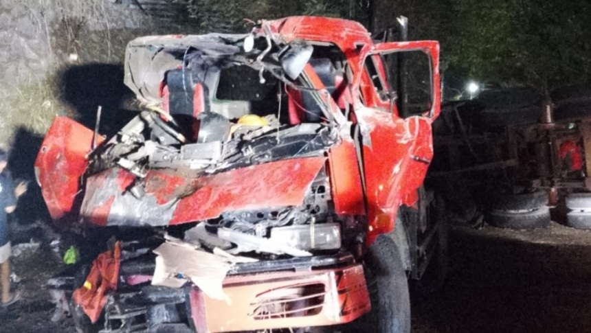 Rem Blong, Truk Kontainer Remuk Tabrak Pohon di Pasuruan, Sopir dan Kernet Tewas