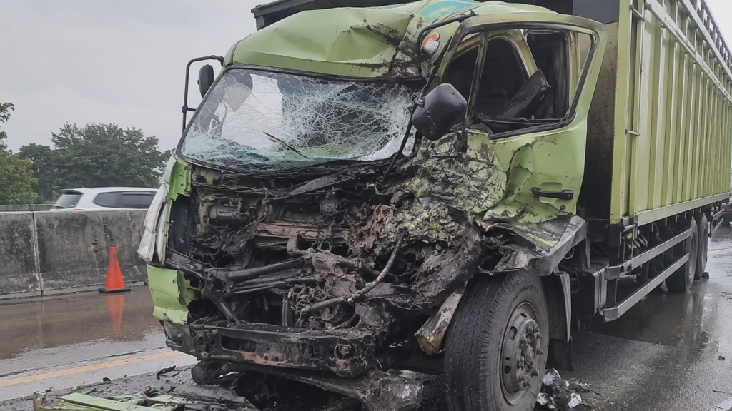 Truk Tabrak Truk di Pantura Situbondo, Penumpang Balita Tewas
