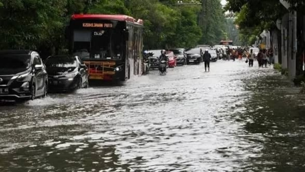Surabaya Dikepung Banjir di 16 Titik