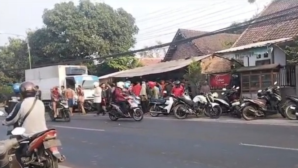 Pemotor Meninggal Dunia Tabrak Mobil Boks di Jalan Raya Pukul Pasuruan