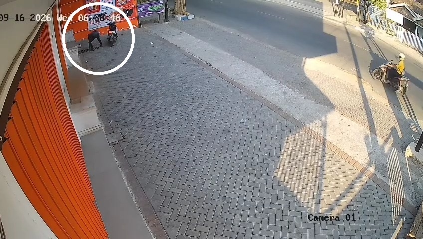 Viral di Pasuruan, Maling Terekam CCTV Curi Besi Tutup Saluran Air di Restoran Cepat Saji