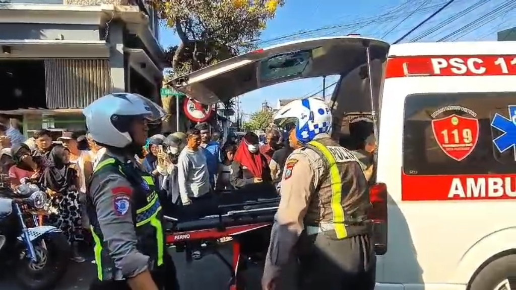 Pasutri Pengendara Motor Meninggal Tertabrak Truk Trailer di Jalan Gatsu Pasuruan