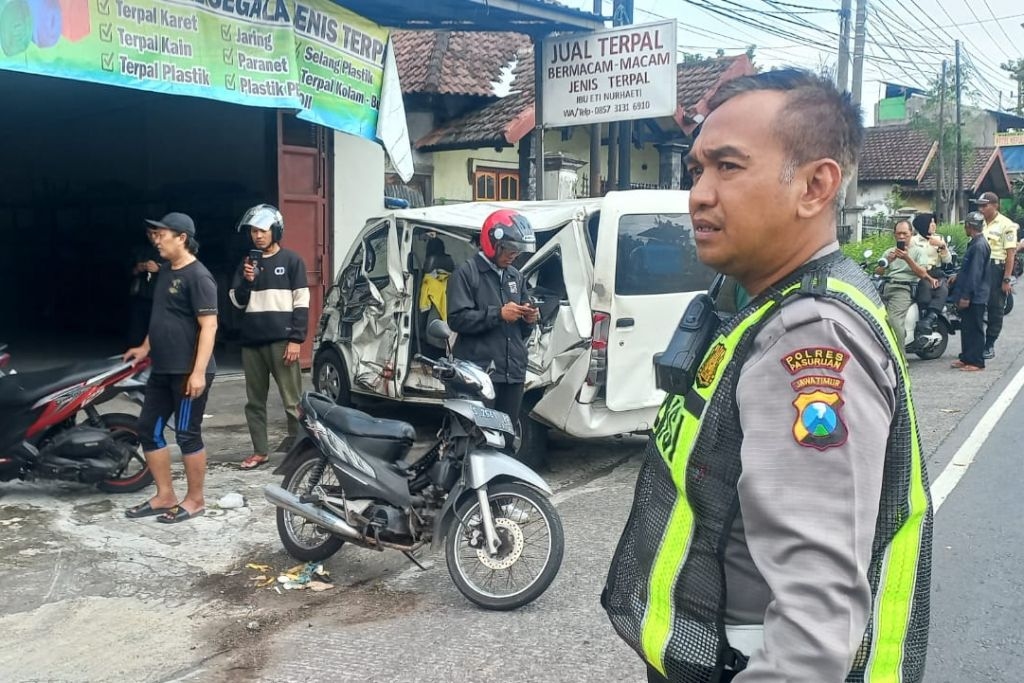 Gran Max Tabrak Truk Parkir di Jalan Surabaya-Malang, Satu Penumpang Tewas