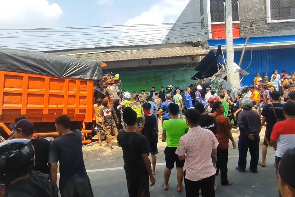 Truk Pasir Tabrak Dua Mobil Tewaskan Satu Orang karena Sopir Mengantuk