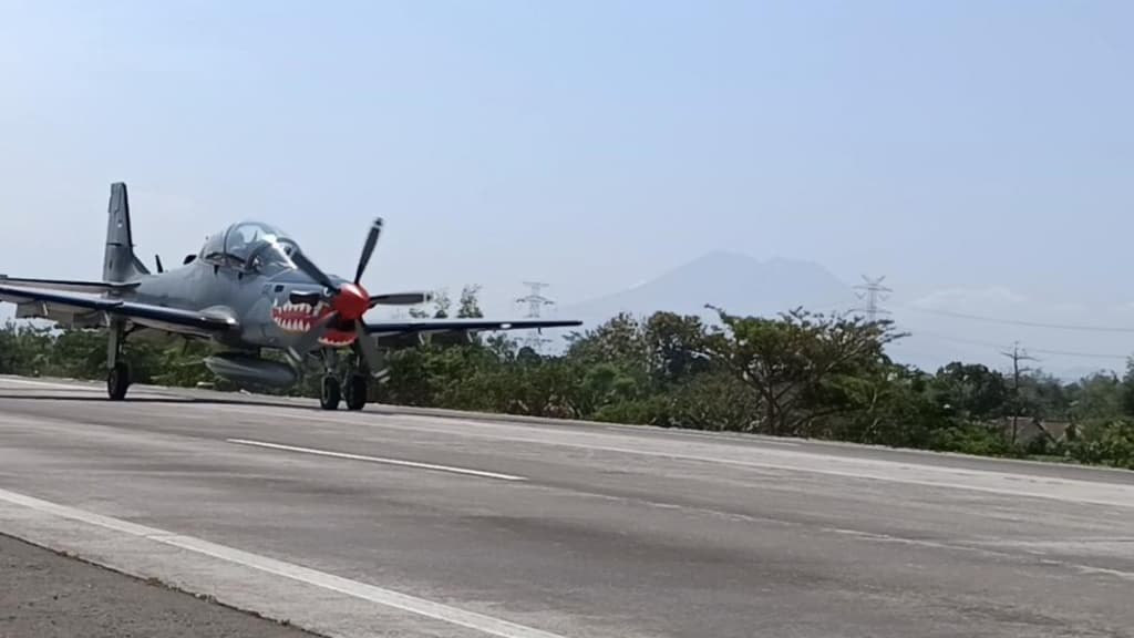 Jet Tempur F-16 dan Super Tucano Uji Coba Pendaratan dan Lepas Landas di Tol Paspro