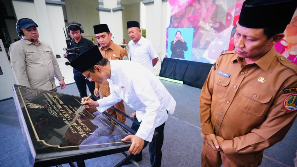 Gus Ipul Jalin Silaturahmi dan Bagikan Paket Sembako Untuk 1500 KPM di Pasuruan
