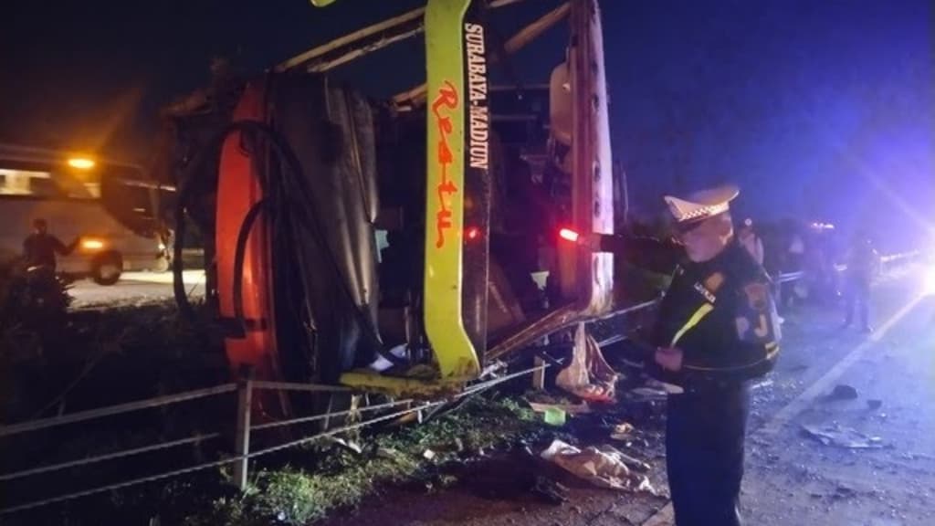 Bus Restu Penuh Penumpang Terguling di Tol Jomo, 1 Orang Meninggal, Belasan Terluka 