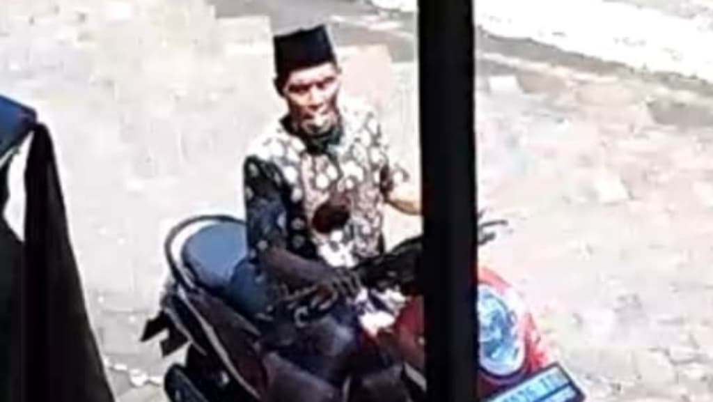 Santainya Maling Motor di Pasuruan, Pakai Sarung-Kopiah Sambil Merokok