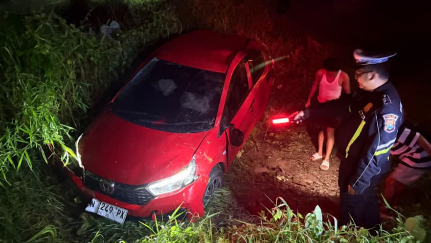 Mobil Innova Tabrak Brio hingga Keluar Badan Jalan Tol Gempol-Pasuruan