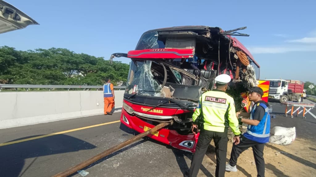 Bus AKAP Tabrak Truk di Tol Gempas, 5 Penumpang Luka Berat dan 7 Luka Ringan