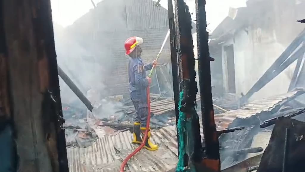 Lalai Tinggalkan Kompor Menyala Sebabkan Tiga Rumah Terbakar di Pasuruan 