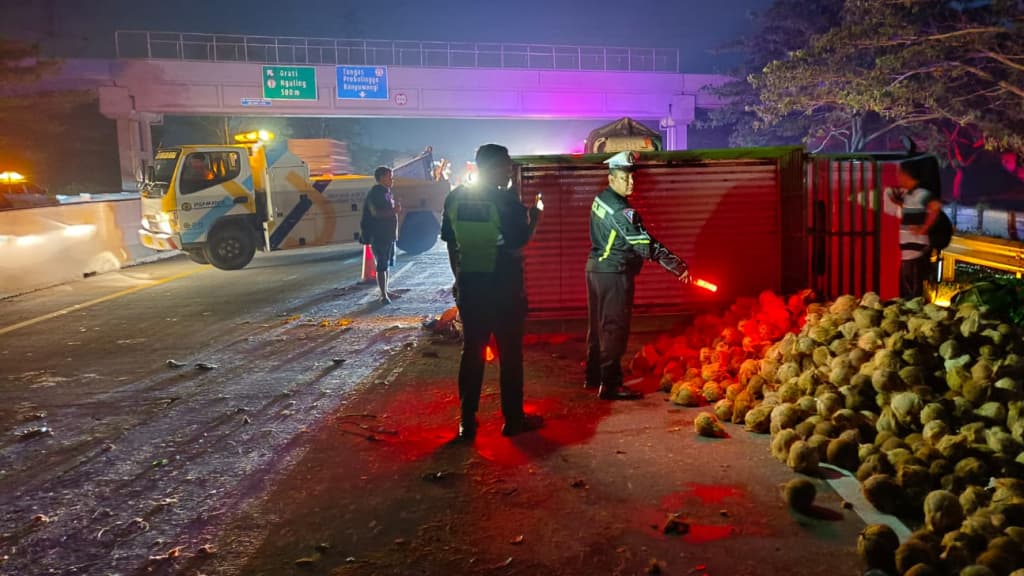 Pikap Muat Kelapa Pecah Ban Terguling di Tol Gempas, Sopir Luka 