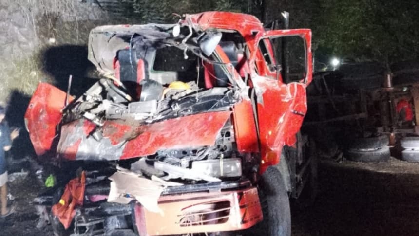 Rem Blong, Truk Kontainer Remuk Tabrak Pohon di Pasuruan, Sopir dan Kernet Tewas