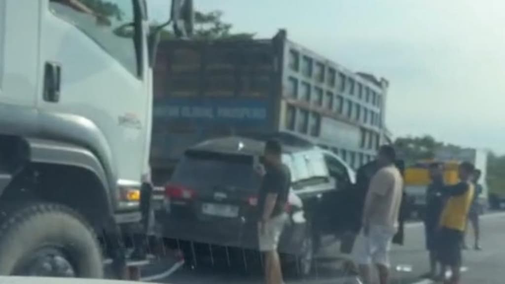 Mobil Innova Rombongan Anggota DPR RI Tabrak Truk di Tol Paspro, Dua Orang Tewas 