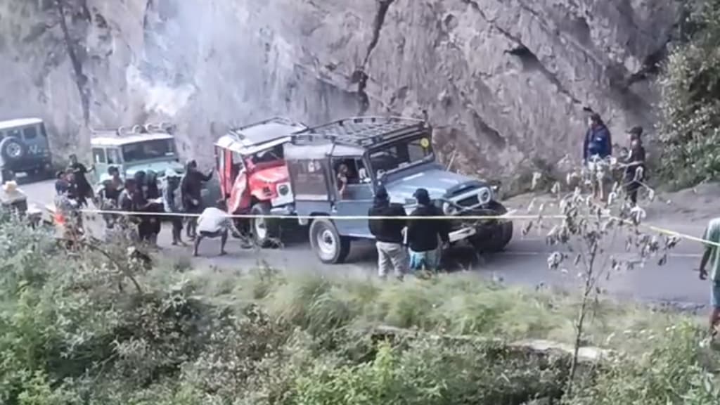Toyota Hardtop Rem Blong Tabrak Tebing di Bromo, Sopir dan Wisatawan Tewas
