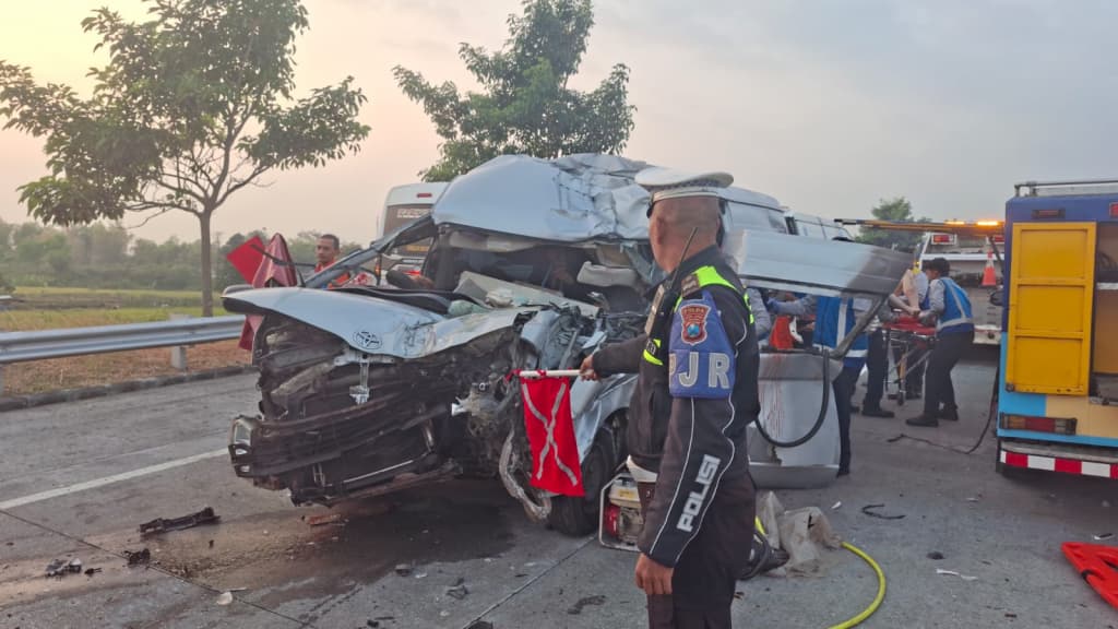 Sopir Hiace Bawa WNA China Diduga Mengantuk Tabrak Truk di Tol Pandaan-Malang, 7 Orang Luka-luka 