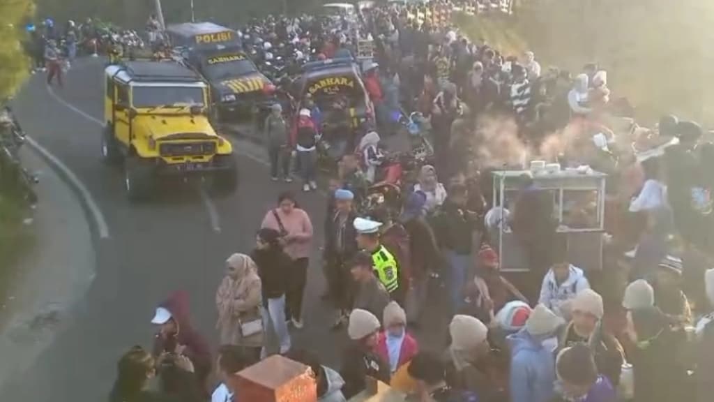 Bromo Diserbu Wisatawan Hari Pertama Buka Pascakebakaran 