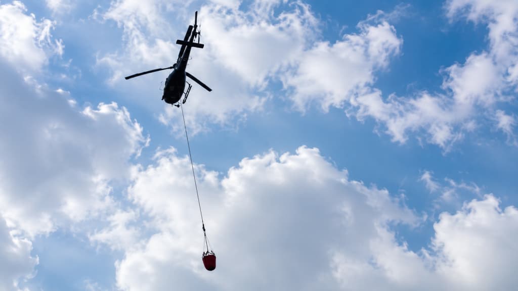 Water Bombing Terus Dilakukan Padamkan Kebakaran di Gunung Arjuno 
