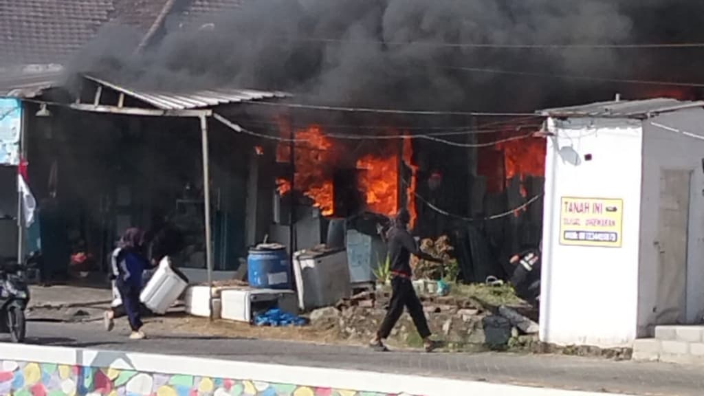 Bakar Sampah Sembarangan, Bangunan Bengkel Elektronik dan Laundry di Pasuruan Terbakar