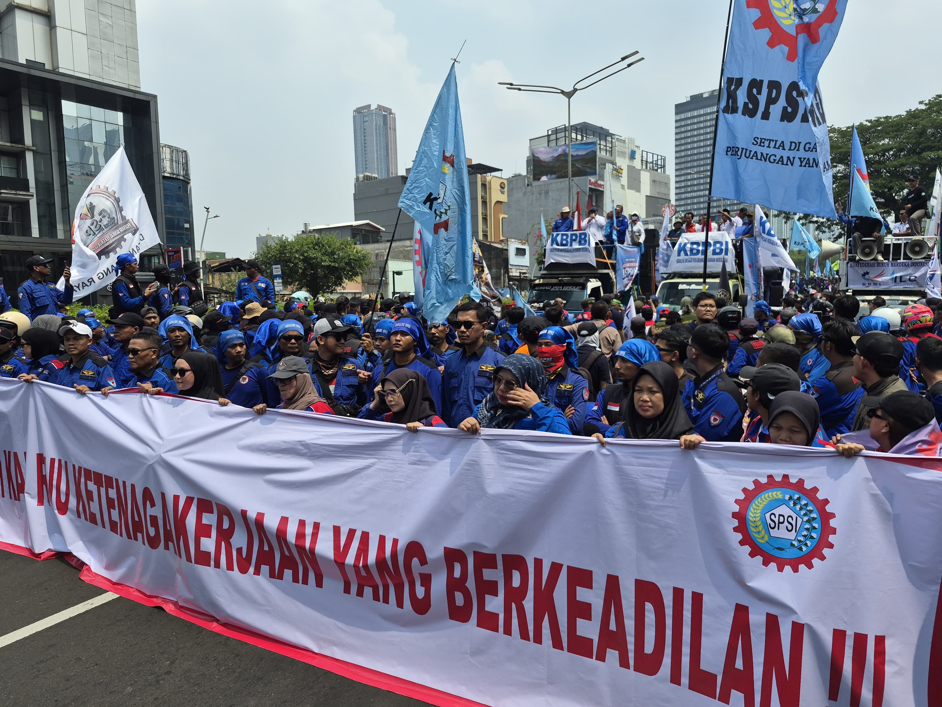 Ribuan Buruh Penuhi Kawasan Sudirman, Bentangkan Spanduk Sahkan RUU Ketenagakerjaan yang Berkeadilan