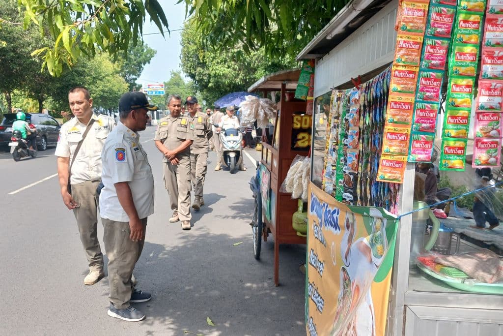 Satpol PP Tertibkan Belasan PKL GOR Pasuruan yang Langgar Jam Jualan
