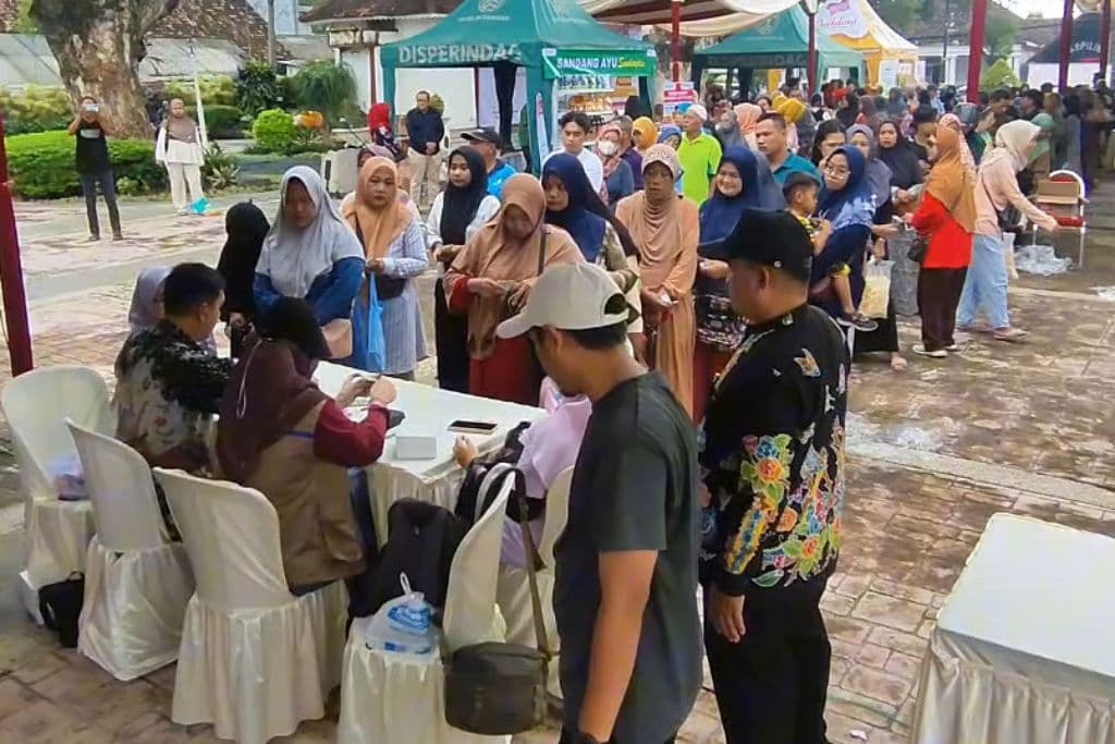 Warga Serbu Pasar Murah di Taman Harmoni Kota Pasuruan