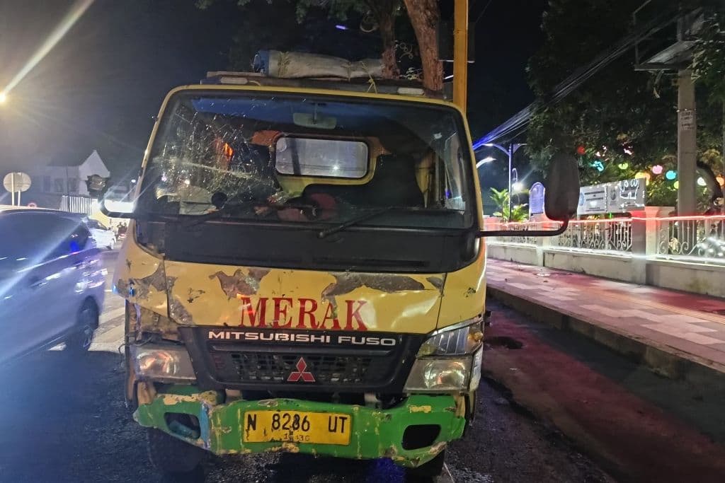 Truk Hantam Pagar di Simpang Empat Brak Probolinggo, Sopir Tewas