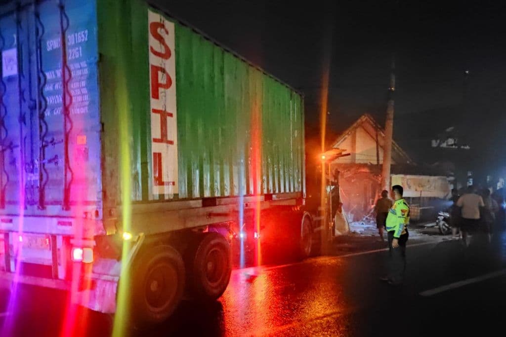 Sopir Ngantuk, Truk Kontainer Tabrak Empat Motor dan Rumah di Sukorejo Pasuruan