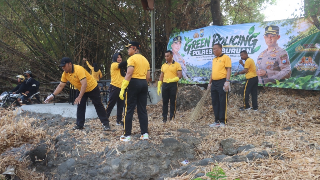 Puluhan Polisi Bersih-bersih Sungai Bekacak Pasuruan