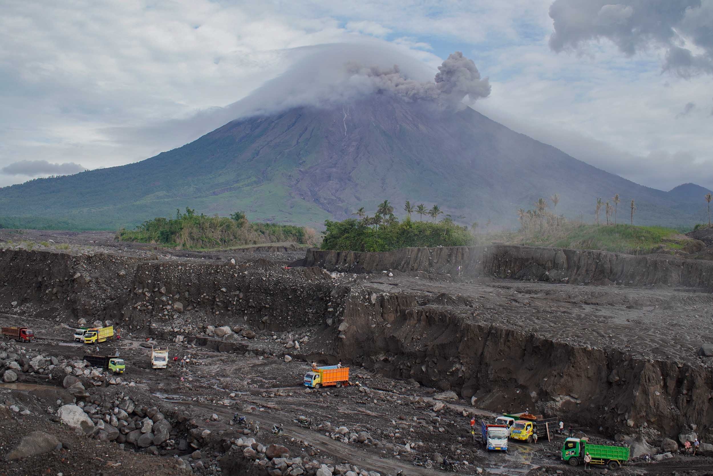 Penambang Pasir Luka Bakar Parah Tertimbun Material Semeru