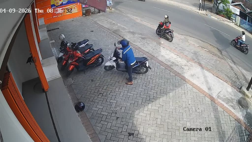 Maling Terekam CCTV Santai Curi Motor Karyawan Almaz Fried Chicken Pasuruan