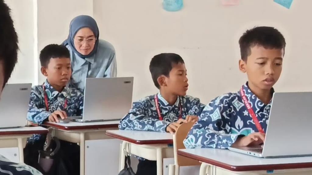 Tinjau SR di Kota Probolinggo, Komdigi Tekankan Internet Merata dan Aman bagi Siswa