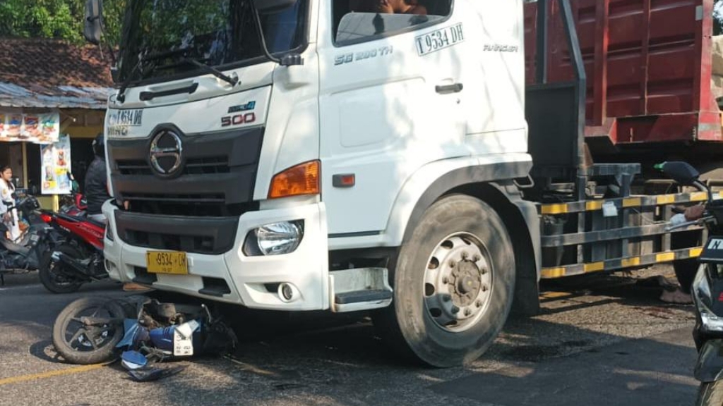 Serempet Dump Truk, Pemotor Perempuan Jatuh Lalu Tertabrak Truk Tractor Head