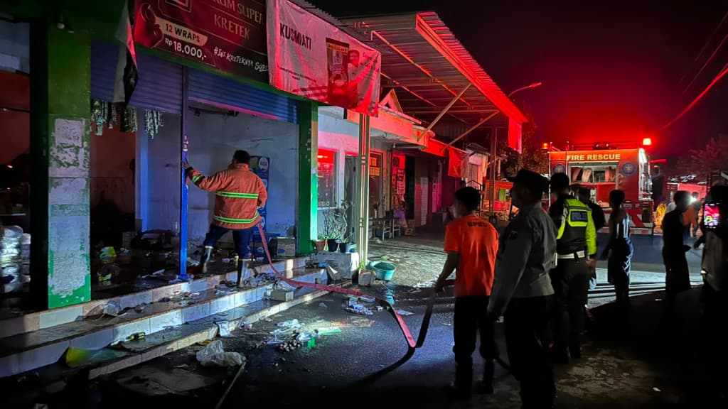 Toko Sembako di Kejayan Pasuruan Terbakar, Warga Panik, Barang Dagangan Ludes