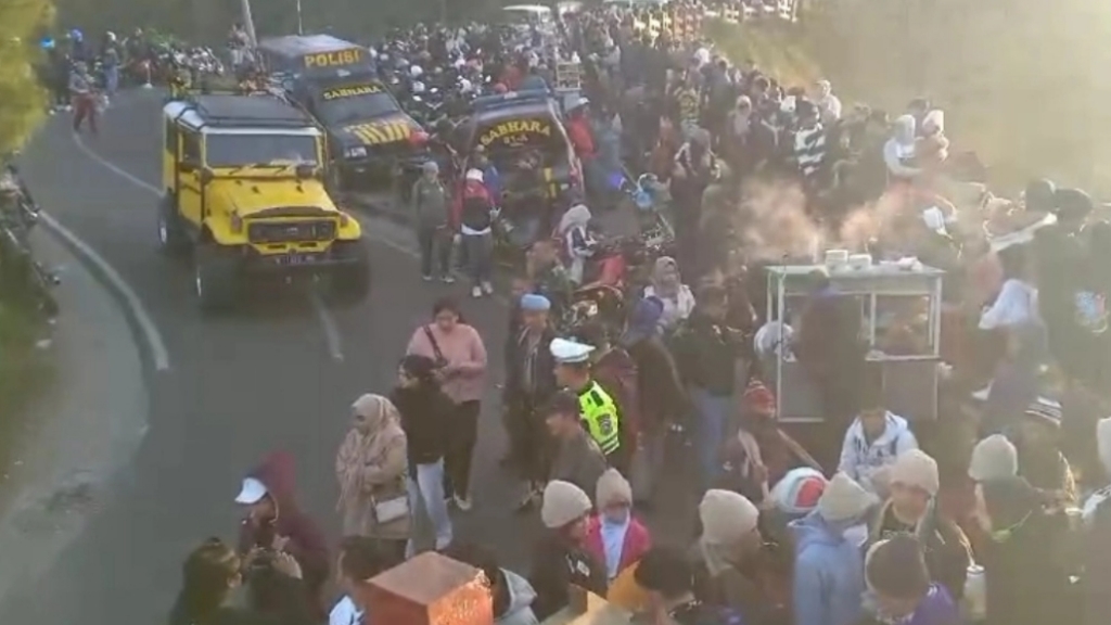 Bromo Diserbu Wisatawan Hari Pertama Buka Pascakebakaran