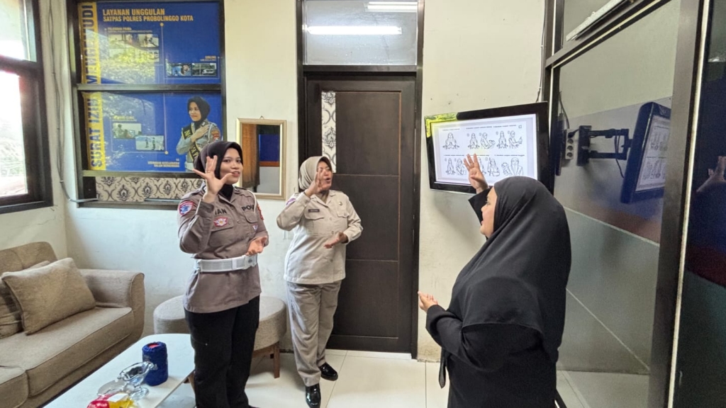 Personel Satpas Polres Probolinggo Kota Dilatih Bahasa Isyarat agar Mudah Layani Disabilitas