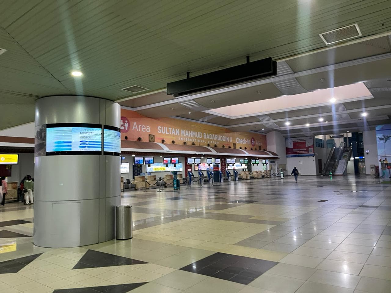 Jarak Pandang Cuma 500 Meter, Penerbangan di Bandara SMB II Terganggu