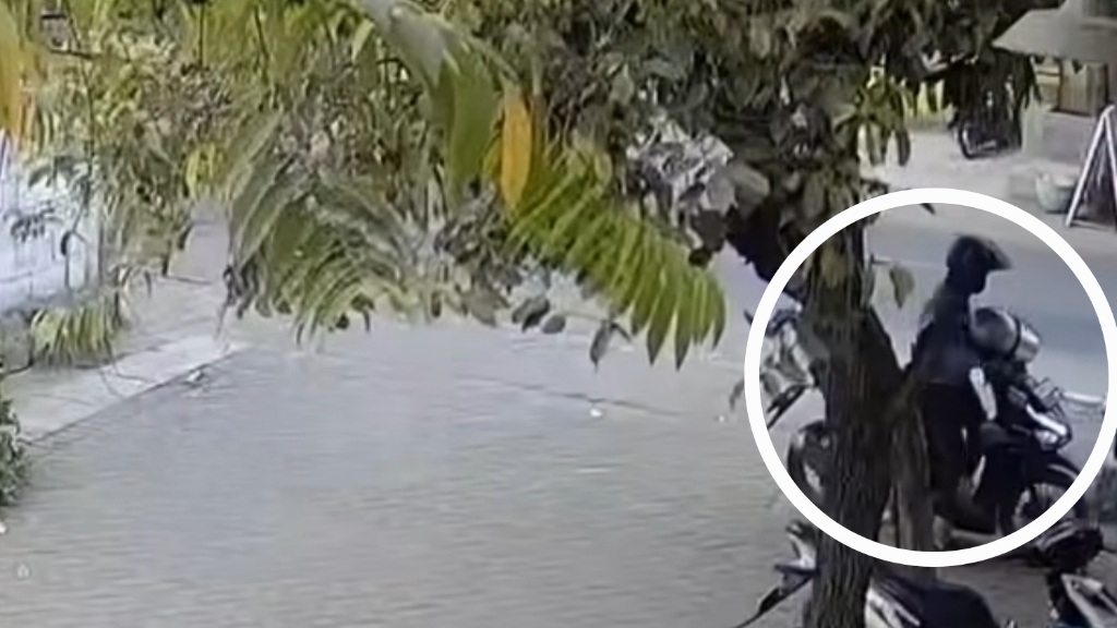 Maling Terekam CCTV Santai Curi Motor Konsumen Potong Rambut di Tembokrejo Kota Pasuruan