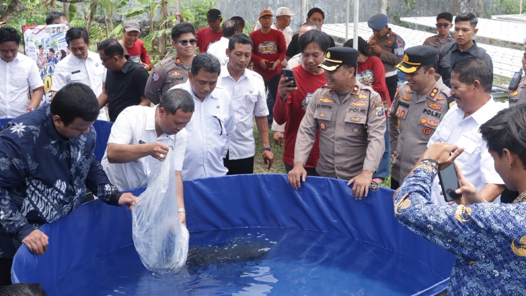 Polres Pasuruan Beri Bantuan Benih Lele kepada 20 Mantan Pengguna Narkoba