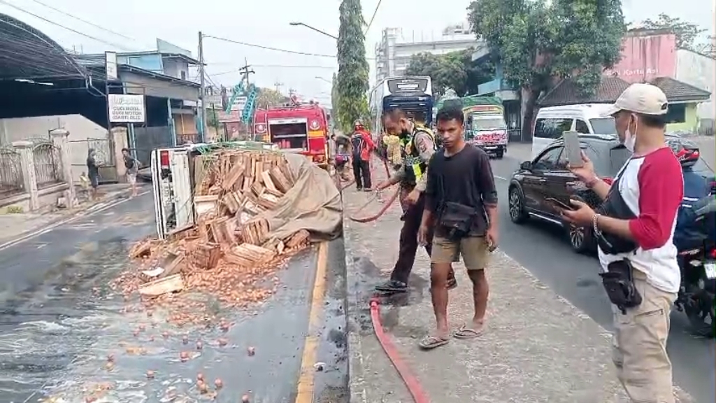 Truk Muat Ribuan Telur Terguling di Bypass Pandaan Setelah Hindari Motor, Jalan Jadi Licin