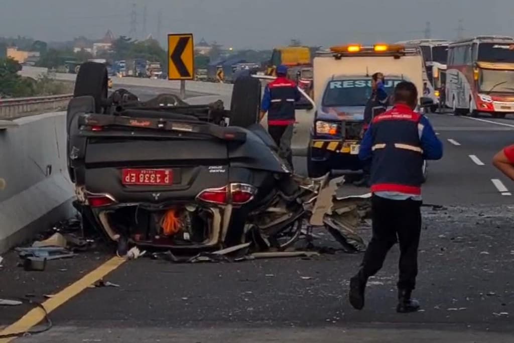Pajero plat merah menabrak truk di Tol Pasuruan - Probolinggo. (Istimewa)